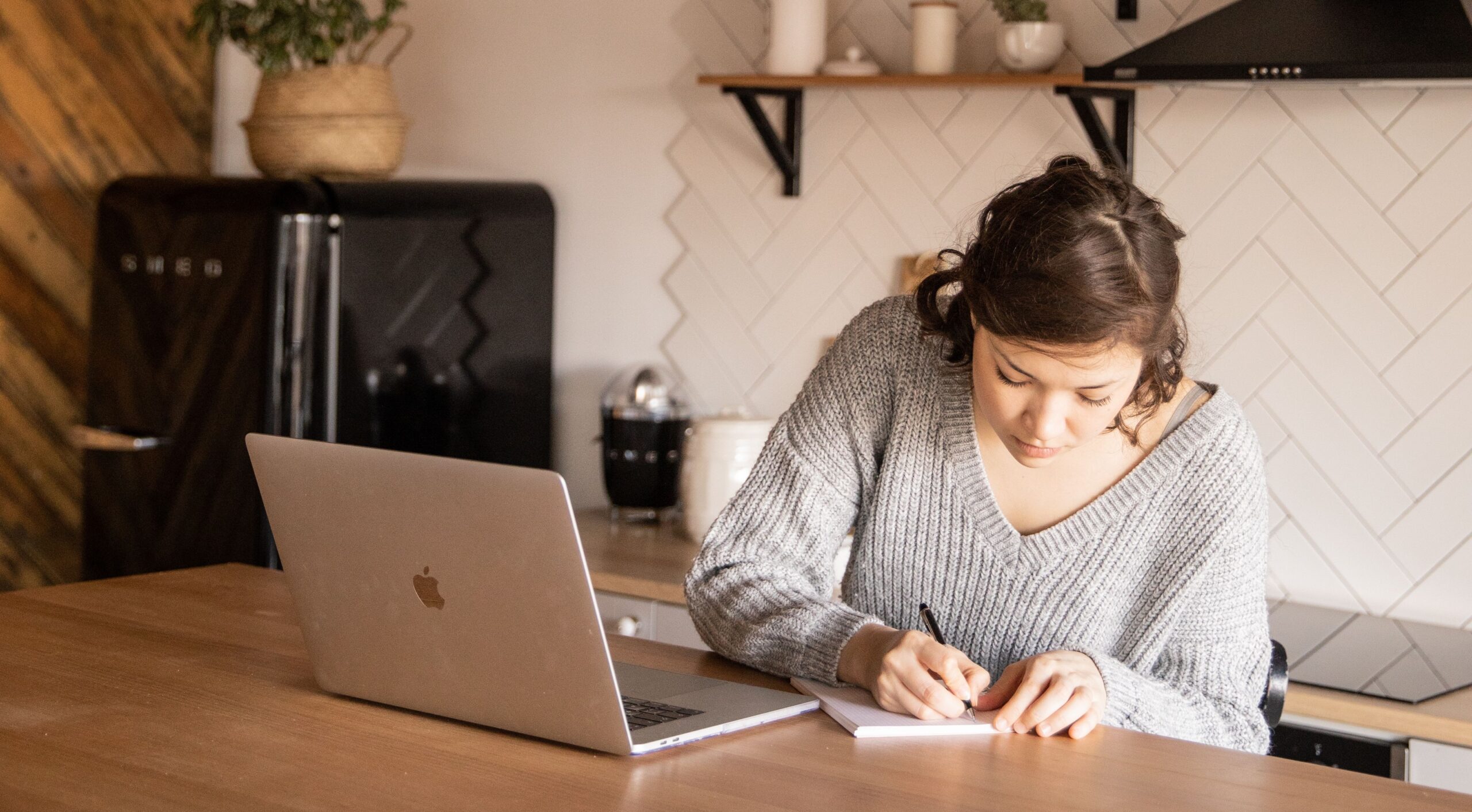blog-kitchen-pexels-ekaterina-bolovtsova-4049874 landscape Working in kitchen